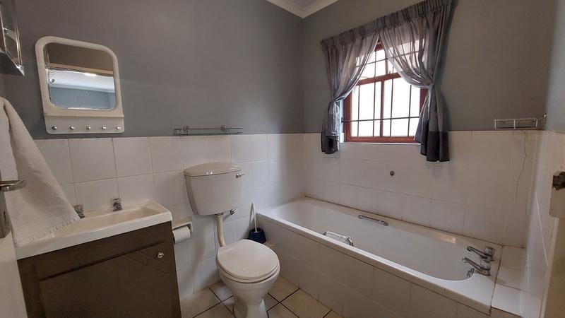 To Let 2 Bedroom Property for Rent in Oakglen Western Cape